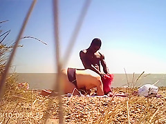 Watcing Corpulent PAWG engulfing large darksome 10-Pounder on exposed beach