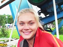 Ivanka's slit attracts the attention of male