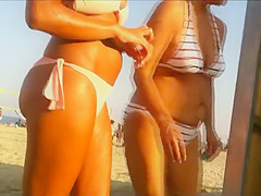 Sexy beach hottie waits for her ally