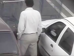 Elle le branle et le suce sur un parking !