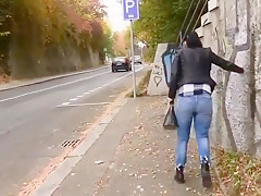 mother I'd like to fuck pisst sich ein direkt an der vielbefahrenen Strasse!