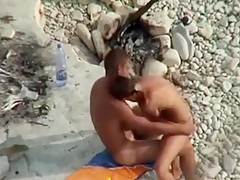 Coquine aux petits seins se fait doigtee sur la plage