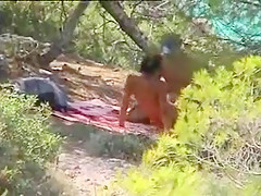 Un pair sexy baise sous un pin parasol a la plage