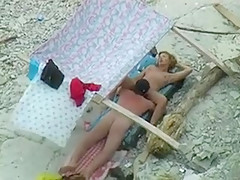 Pipe et muff diving sous un parasol a la plage