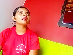 Vendedora gatinha olhando meu volume gostou de ver bulge