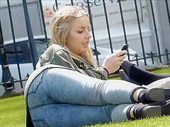 Hawt college hotty in taut jeans