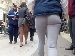 Voyeur follows hawt butt in tights