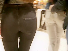 Hawt butt in midst of jogging group