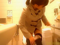 Talking with mama during the time that that babe voided urine