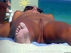 2 extreme brunettes have their love tunnels out